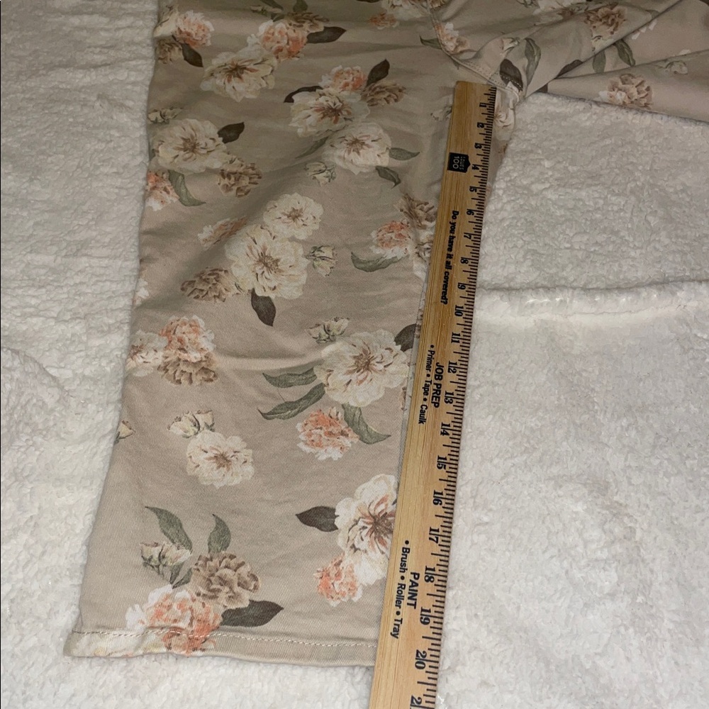 Gloria Vanderbilt Beige Floral Women's Capris. Size 14. - Picture 9 of 10